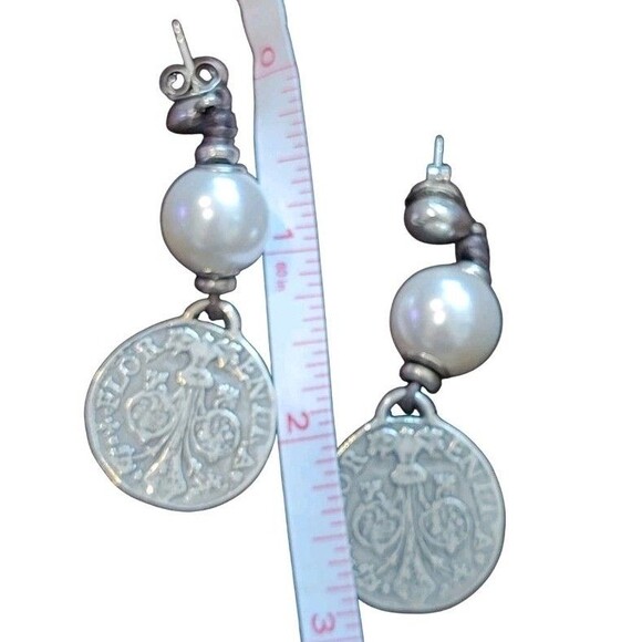 Uno de 50 Large Faux Pearl Embossed Coin Dangle Pierced Earrings Silver Plated - Picture 3 of 4